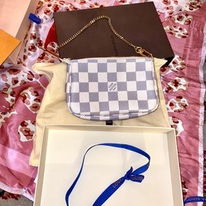 Louis Vuitton  mini Pochette